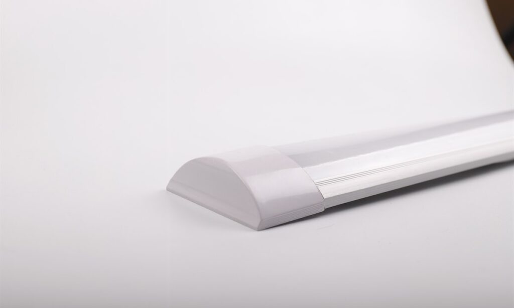 Sealed linear luminaire detail for cleanroom specification