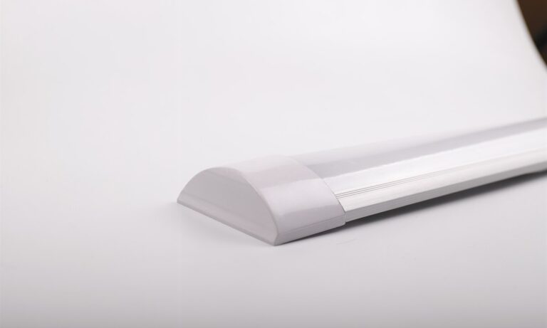 Sealed linear luminaire detail for cleanroom specification