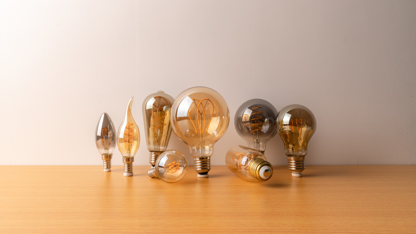 New Lights decorative bulbs with curved and spiral flexible LED filaments