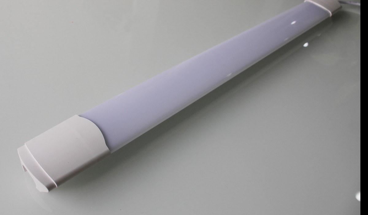 New Lights linear luminaire with a broad translucent optical cover