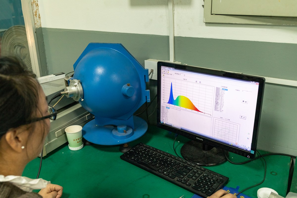 New Lights optical measurement station with integrating sphere and spectral analysis display