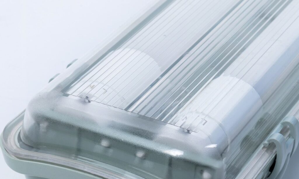 Sealed linear luminaire for a walk-in freezer lighting guide